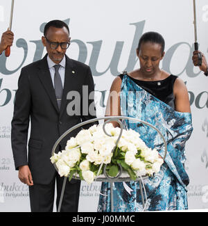 Il Kigali. 8 apr, 2017. Il presidente rwandese Paul Kagame e la First Lady Jeannette Kagame deporre una corona al genocidio vittima di tombe di massa a Kigali, Ruanda, in data 7 aprile 2017. Illuminazione della fiamma di speranza e la posa della corona al Kigali Genocide Memorial Centre segnò l inizio del XXIII commemorazione del genocidio del 1994 in cui più di un milione di persone in Ruanda, in maggioranza Tutsi e Hutu moderati sono stati uccisi. Credito: Xinhua/Alamy Live News Foto Stock
