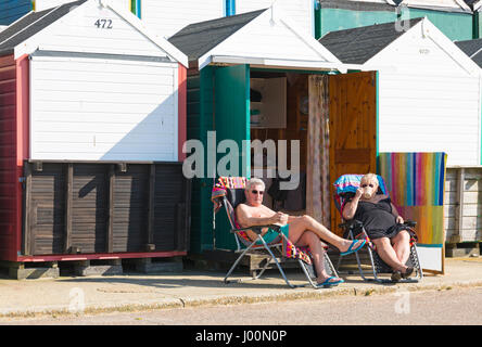 Bournemouth Dorset, Regno Unito. 8 apr, 2017. Regno Unito: meteo bella calda giornata di sole come testa di visitatori al mare per rendere la maggior parte del sole a Bournemouth spiagge. Il tempo per una buona tazza di tè! Credito: Carolyn Jenkins/Alamy Live News Foto Stock