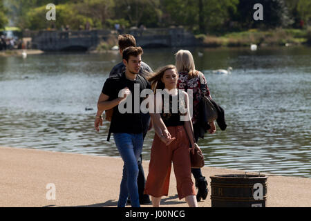 Lonodon, UK. 08 apr, 2017. Persone godersi le giornate di sole nel parco. 08 apr, 2017. Persone divertendosi in Hyde Park, Londra. Credito: Sebastian Remme/Alamy Live News Foto Stock