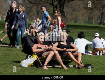 Lonodon, UK. 08 apr, 2017. Persone godersi le giornate di sole nel parco. 08 apr, 2017. Persone divertendosi in Hyde Park, Londra. Credito: Sebastian Remme/Alamy Live News Foto Stock