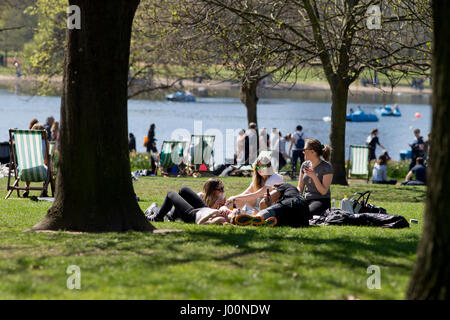 Lonodon, UK. 08 apr, 2017. Persone godersi le giornate di sole nel parco. 08 apr, 2017. Persone divertendosi in Hyde Park, Londra. Credito: Sebastian Remme/Alamy Live News Foto Stock