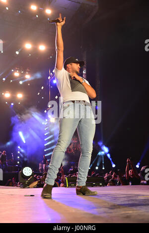 Fort Lauderdale, FL, Stati Uniti d'America. 07 apr, 2017. Luke Bryan esegue durante la Tortuga Music Festival di Fort Lauderdale Beach Park il 7 aprile 2017 a Fort Lauderdale, Florida. Credito: Mpi10/media/punzone Alamy Live News Foto Stock