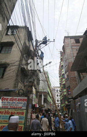 Dacca in Bangladesh. 8 apr, 2017. Funzionari del Bangladesh scollegare la connessione elettrica di una conceria a Hazaribagh, a Dhaka, nel Bangladesh, 8 aprile 2017. Il Dipartimento Ambiente ha condotto un drive per l'interruzione di energia elettrica, gas e acqua i collegamenti per le concerie di Hazaribagh nella capitale il sabato seguente un alto ordine del tribunale. Credito: Suvra Kanti Das/ZUMA filo/Alamy Live News Foto Stock