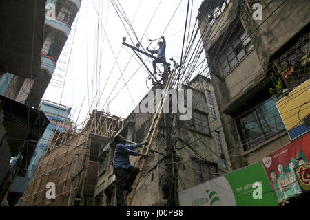 Dacca in Bangladesh. 8 apr, 2017. Funzionari del Bangladesh scollegare la connessione elettrica di una conceria a Hazaribagh, a Dhaka, nel Bangladesh, 8 aprile 2017. Il Dipartimento Ambiente ha condotto un drive per l'interruzione di energia elettrica, gas e acqua i collegamenti per le concerie di Hazaribagh nella capitale il sabato seguente un alto ordine del tribunale. Credito: Suvra Kanti Das/ZUMA filo/Alamy Live News Foto Stock