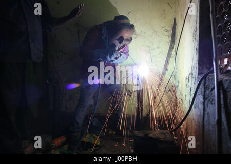 Dacca in Bangladesh. 8 apr, 2017. Funzionari del Bangladesh scollegare l'alimentazione del gas di una conceria a Hazaribagh, a Dhaka, nel Bangladesh, 8 aprile 2017. Il Dipartimento Ambiente ha condotto un drive per l'interruzione di energia elettrica, gas e acqua i collegamenti per le concerie di Hazaribagh nella capitale il sabato seguente un alto ordine del tribunale. Credito: Suvra Kanti Das/ZUMA filo/Alamy Live News Foto Stock