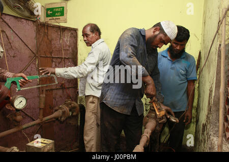 Dacca in Bangladesh. 8 apr, 2017. Funzionari del Bangladesh scollegare l'alimentazione del gas di una conceria a Hazaribagh, a Dhaka, nel Bangladesh, 8 aprile 2017. Il Dipartimento Ambiente ha condotto un drive per l'interruzione di energia elettrica, gas e acqua i collegamenti per le concerie di Hazaribagh nella capitale il sabato seguente un alto ordine del tribunale. Credito: Suvra Kanti Das/ZUMA filo/Alamy Live News Foto Stock