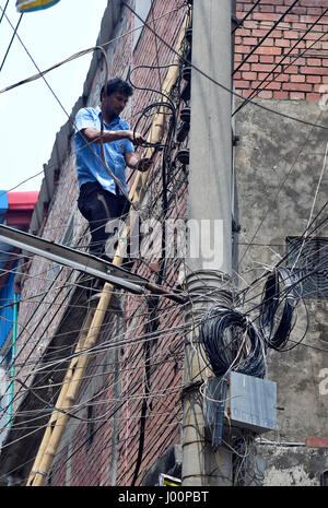 Dacca in Bangladesh. 08 apr, 2017. Dacca in Bangladesh - Aprile 08, 2017: funzionari del Bangladesh scollegare la connessione elettrica di una conceria a Hazaribagh, a Dhaka, nel Bangladesh, 8 aprile 2017. Il Dipartimento Ambiente ha condotto un drive per l'interruzione di energia elettrica, gas e acqua i collegamenti per le concerie di Hazaribagh nella capitale il sabato seguente un alto ordine del tribunale. Credito: SK Hasan Ali/Alamy Live News Foto Stock