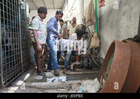 Dacca in Bangladesh. 8 apr, 2017. Funzionari del Bangladesh scollegare l'alimentazione di acqua di una conceria a Hazaribagh, a Dhaka, nel Bangladesh, 8 aprile 2017. Il Dipartimento Ambiente ha condotto un drive per l'interruzione di energia elettrica, gas e acqua i collegamenti per le concerie di Hazaribagh nella capitale il sabato seguente un alto ordine del tribunale. Credito: Suvra Kanti Das/ZUMA filo/Alamy Live News Foto Stock