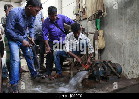 Dacca in Bangladesh. 8 apr, 2017. Funzionari del Bangladesh scollegare l'alimentazione di acqua di una conceria a Hazaribagh, a Dhaka, nel Bangladesh, 8 aprile 2017. Il Dipartimento Ambiente ha condotto un drive per l'interruzione di energia elettrica, gas e acqua i collegamenti per le concerie di Hazaribagh nella capitale il sabato seguente un alto ordine del tribunale. Credito: Suvra Kanti Das/ZUMA filo/Alamy Live News Foto Stock