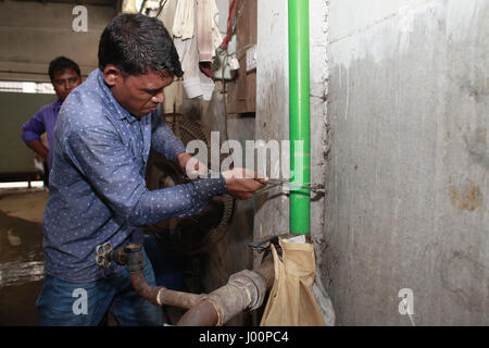 Dacca in Bangladesh. 8 apr, 2017. Funzionari del Bangladesh scollegare l'alimentazione di acqua di una conceria a Hazaribagh, a Dhaka, nel Bangladesh, 8 aprile 2017. Il Dipartimento Ambiente ha condotto un drive per l'interruzione di energia elettrica, gas e acqua i collegamenti per le concerie di Hazaribagh nella capitale il sabato seguente un alto ordine del tribunale. Credito: Suvra Kanti Das/ZUMA filo/Alamy Live News Foto Stock