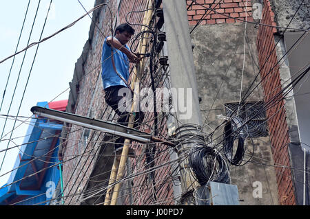 Dacca in Bangladesh. 08 apr, 2017. Dacca in Bangladesh - Aprile 08, 2017: funzionari del Bangladesh scollegare la connessione elettrica di una conceria a Hazaribagh, a Dhaka, nel Bangladesh, 8 aprile 2017. Il Dipartimento Ambiente ha condotto un drive per l'interruzione di energia elettrica, gas e acqua i collegamenti per le concerie di Hazaribagh nella capitale il sabato seguente un alto ordine del tribunale. Credito: SK Hasan Ali/Alamy Live News Foto Stock