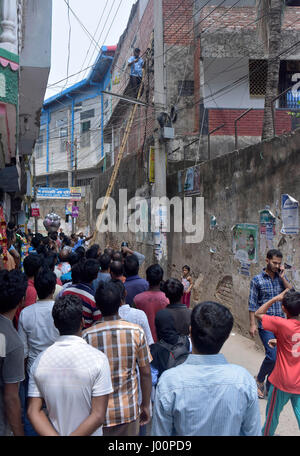 Dacca in Bangladesh. 08 apr, 2017. Dacca in Bangladesh - Aprile 08, 2017: funzionari del Bangladesh scollegare la connessione elettrica di una conceria a Hazaribagh, a Dhaka, nel Bangladesh, 8 aprile 2017. Il Dipartimento Ambiente ha condotto un drive per l'interruzione di energia elettrica, gas e acqua i collegamenti per le concerie di Hazaribagh nella capitale il sabato seguente un alto ordine del tribunale. Credito: SK Hasan Ali/Alamy Live News Foto Stock