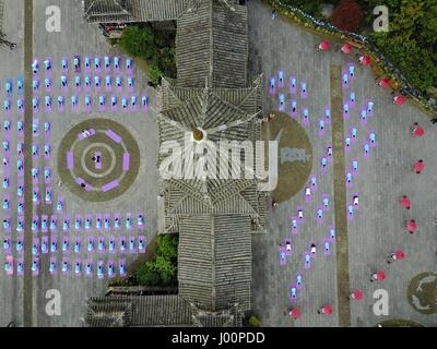 Qiandongnan. 8 apr, 2017. I fan di Yoga pratica yoga nella contea di Liping di Qiandongnan Miao e Dong prefettura autonoma del sud-ovest della Cina di Guizhou, 8 aprile 2017. Credito: Zhang Hui/Xinhua/Alamy Live News Foto Stock