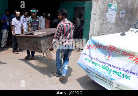 Dacca in Bangladesh. 08 apr, 2017. Dacca in Bangladesh - Aprile 08, 2017: funzionari del Bangladesh scollegare l'alimentazione del gas di una conceria a Hazaribagh, a Dhaka, nel Bangladesh, 8 aprile 2017. Il Dipartimento Ambiente ha condotto un drive per l'interruzione di energia elettrica, gas e acqua i collegamenti per le concerie di Hazaribagh nella capitale il sabato seguente un alto ordine del tribunale. Credito: SK Hasan Ali/Alamy Live News Foto Stock