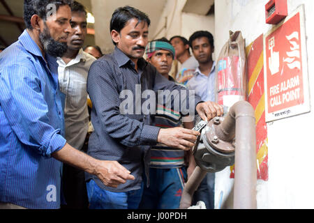 Dacca in Bangladesh. 08 apr, 2017. Dacca in Bangladesh - Aprile 08, 2017: funzionari del Bangladesh scollegare l'alimentazione del gas di una conceria a Hazaribagh, a Dhaka, nel Bangladesh, 8 aprile 2017. Il Dipartimento Ambiente ha condotto un drive per l'interruzione di energia elettrica, gas e acqua i collegamenti per le concerie di Hazaribagh nella capitale il sabato seguente un alto ordine del tribunale. Credito: SK Hasan Ali/Alamy Live News Foto Stock