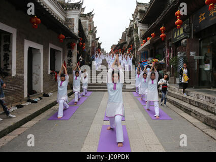 Qiandongnan. 8 apr, 2017. I fan di Yoga pratica yoga nella contea di Liping di Qiandongnan Miao e Dong prefettura autonoma del sud-ovest della Cina di Guizhou, 8 aprile 2017. Credito: Zhang Hui/Xinhua/Alamy Live News Foto Stock