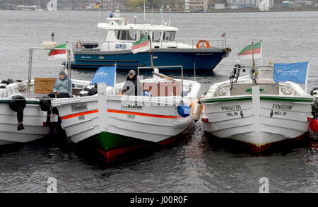 Kiel, Germania. 7 apr, 2017. I cosiddetti 'Boerteboote' barche da Helgoland Isola può essere visto in Kiel, Germania, 7 aprile 2017. Il comune di Helgoland e gli operatori del 'Dampferboerte' desidera rendere le imbarcazioni un patrimonio culturale mondiale. La domanda per le barche da parte dell'immateriale heritage culturale era stato consegnato allo stato primo ministro Albig. Foto: Carsten Rehder/dpa/Alamy Live News Foto Stock