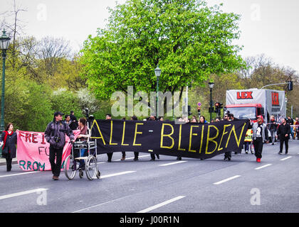 Germania, Berlino, Mitte. Dal 8 aprile 2017. International Roma giorno rally a Berlino. Le persone si sono riuniti presso la Paul-Löbe-Haus di fronte al Reichstag (parlamento tedesco edificio) per esigere la parità di diritti per tutte le persone e il diritto di rimanere. Il primo international Romani Day ha avuto luogo nel 1971 e l'evento annuale è contrassegnato in tutta Europa per celebrare la cultura romaní e aumentare la consapevolezza della situazione dei Rom e dei Sinti e dei diritti umani che si trovano ad affrontare. Quest'anno i partecipanti al raduno segnalata la solidarietà con i rifugiati usando lo slogan "Riprendere il futuro". © Eden Breitz/Alamy Live News Foto Stock