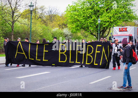 Germania, Berlino, Mitte. Dal 8 aprile 2017. International Roma giorno rally a Berlino. Le persone si sono riuniti presso la Paul-Löbe-Haus di fronte al Reichstag (parlamento tedesco edificio) per esigere la parità di diritti per tutte le persone e il diritto di rimanere. Il primo international Romani Day ha avuto luogo nel 1971 e l'evento annuale è contrassegnato in tutta Europa per celebrare la cultura romaní e aumentare la consapevolezza della situazione dei Rom e dei Sinti e dei diritti umani che si trovano ad affrontare. Quest'anno i partecipanti al raduno segnalata la solidarietà con i rifugiati usando lo slogan "Riprendere il futuro". © Eden Breitz/Alamy Live News Foto Stock