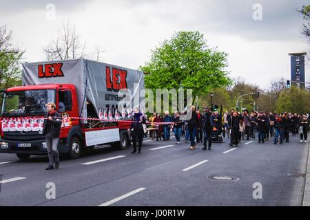 Germania, Berlino, Mitte. Dal 8 aprile 2017. International Roma giorno rally a Berlino. Le persone si sono riuniti presso la Paul-Löbe-Haus di fronte al Reichstag (parlamento tedesco edificio) per esigere la parità di diritti per tutte le persone e il diritto di rimanere. Il primo international Romani Day ha avuto luogo nel 1971 e l'evento annuale è contrassegnato in tutta Europa per celebrare la cultura romaní e aumentare la consapevolezza della situazione dei Rom e dei Sinti e dei diritti umani che si trovano ad affrontare. Quest'anno i partecipanti al raduno segnalata la solidarietà con i rifugiati usando lo slogan "Riprendere il futuro". © Eden Breitz/Alamy Live News Foto Stock