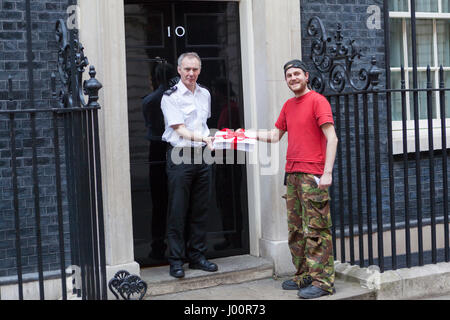 Londra, Regno Unito. 8 Aprile, 2017. I membri di un membro del Centro Nazionale Associazione chiatta mani in una petizione per chiedere al governo di fornire strutture migliori. Credito: Steve Parkins/Alamy Live News Foto Stock