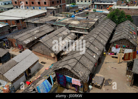 Dacca in Bangladesh. 08 apr, 2017. Una panoramica della conceria Hazaribag a Dhaka il 8 aprile 2017. Uno storico quartiere leatherworking in Bangladesh una volta etichettata tra le più inquinate luoghi sulla terra è stata chiusa da un ordine della Corte il 6 aprile in una decisione epocale per proteggere un vitale per via navigabile. Conservazionisti hanno lottato per anni per chiudere il secolo-vecchio distretto di conceria nella capitale Dhaka, pompe che migliaia di litri di rifiuti tossici direttamente nella città più importante fiume su una base quotidiana. Credito: Mamunur Rashid/Alamy Live News Foto Stock