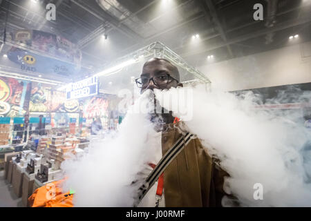 Londra, Regno Unito. 8 Aprile, 2017. Inceppamento Vape UK vede centinaia di appassionati vaping e sigaretta elettronica aziende frequentare il terzo episodio di inceppamento Vape convenzione a ExCeL di Londra. © Guy Corbishley/Alamy Live News Foto Stock