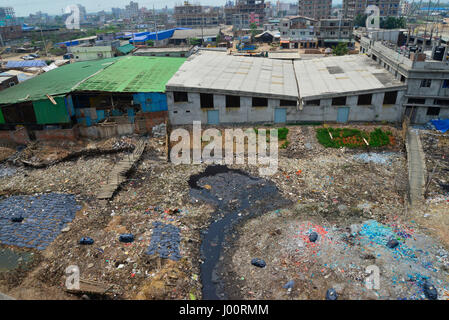 Dacca in Bangladesh. 08 apr, 2017. Una panoramica della conceria Hazaribag a Dhaka il 8 aprile 2017. Uno storico quartiere leatherworking in Bangladesh una volta etichettata tra le più inquinate luoghi sulla terra è stata chiusa da un ordine della Corte il 6 aprile in una decisione epocale per proteggere un vitale per via navigabile. Conservazionisti hanno lottato per anni per chiudere il secolo-vecchio distretto di conceria nella capitale Dhaka, pompe che migliaia di litri di rifiuti tossici direttamente nella città più importante fiume su una base quotidiana. Credito: Mamunur Rashid/Alamy Live News Foto Stock