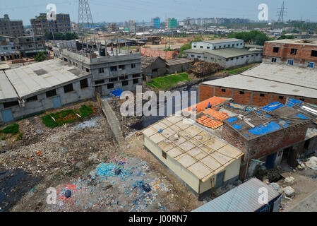 Dacca in Bangladesh. 08 apr, 2017. Una panoramica della conceria Hazaribag a Dhaka il 8 aprile 2017. Uno storico quartiere leatherworking in Bangladesh una volta etichettata tra le più inquinate luoghi sulla terra è stata chiusa da un ordine della Corte il 6 aprile in una decisione epocale per proteggere un vitale per via navigabile. Conservazionisti hanno lottato per anni per chiudere il secolo-vecchio distretto di conceria nella capitale Dhaka, pompe che migliaia di litri di rifiuti tossici direttamente nella città più importante fiume su una base quotidiana. Credito: Mamunur Rashid/Alamy Live News Foto Stock