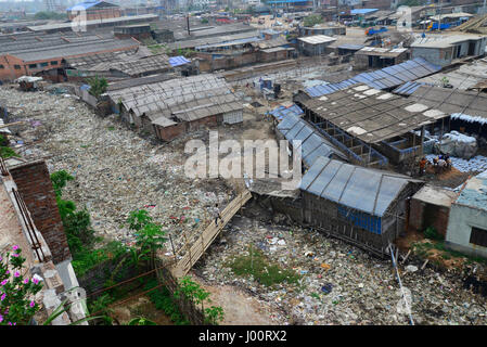 Dacca in Bangladesh. 08 apr, 2017. Una panoramica della conceria Hazaribag a Dhaka il 8 aprile 2017. Uno storico quartiere leatherworking in Bangladesh una volta etichettata tra le più inquinate luoghi sulla terra è stata chiusa da un ordine della Corte il 6 aprile in una decisione epocale per proteggere un vitale per via navigabile. Conservazionisti hanno lottato per anni per chiudere il secolo-vecchio distretto di conceria nella capitale Dhaka, pompe che migliaia di litri di rifiuti tossici direttamente nella città più importante fiume su una base quotidiana. Credito: Mamunur Rashid/Alamy Live News Foto Stock