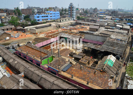 Dacca in Bangladesh. 08 apr, 2017. Una panoramica della conceria Hazaribag a Dhaka il 8 aprile 2017. Uno storico quartiere leatherworking in Bangladesh una volta etichettata tra le più inquinate luoghi sulla terra è stata chiusa da un ordine della Corte il 6 aprile in una decisione epocale per proteggere un vitale per via navigabile. Conservazionisti hanno lottato per anni per chiudere il secolo-vecchio distretto di conceria nella capitale Dhaka, pompe che migliaia di litri di rifiuti tossici direttamente nella città più importante fiume su una base quotidiana. Credito: Mamunur Rashid/Alamy Live News Foto Stock