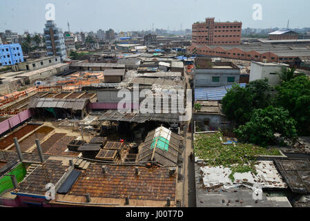 Dacca in Bangladesh. 08 apr, 2017. Una panoramica della conceria Hazaribag a Dhaka il 8 aprile 2017. Uno storico quartiere leatherworking in Bangladesh una volta etichettata tra le più inquinate luoghi sulla terra è stata chiusa da un ordine della Corte il 6 aprile in una decisione epocale per proteggere un vitale per via navigabile. Conservazionisti hanno lottato per anni per chiudere il secolo-vecchio distretto di conceria nella capitale Dhaka, pompe che migliaia di litri di rifiuti tossici direttamente nella città più importante fiume su una base quotidiana. Credito: Mamunur Rashid/Alamy Live News Foto Stock