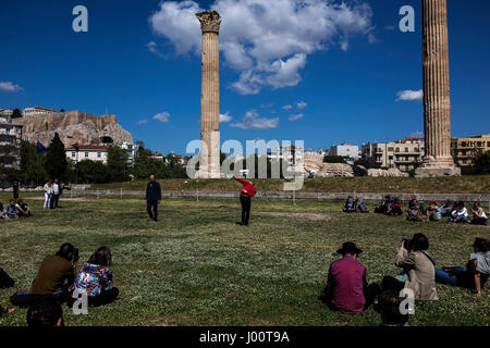 Atene, Grecia. 8 apr, 2017. Il gruppo artistico Prinz Gholam presenta le prestazioni 'My dolce paese" come parte della Documenta 14 di fronte al Tempio di Zeus Olimpio ad Atene, Grecia, 8 aprile 2017. Foto: Angelos Tzortzinis/dpa/Alamy Live News Foto Stock