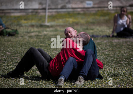 Atene, Grecia. 8 apr, 2017. Il gruppo artistico Prinz Gholam presenta le prestazioni 'My dolce paese" come parte della Documenta 14 di fronte al Tempio di Zeus Olimpio ad Atene, Grecia, 8 aprile 2017. Foto: Angelos Tzortzinis/dpa/Alamy Live News Foto Stock