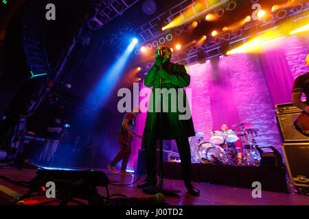 San Diego, California. Il 7 aprile 2017. Dave Vanian esegue con i dannati mentre sostenuto dal chitarrista Captain Sensible e il batterista pizzico. Originariamente formata nel 1976 a Londra, dannati è sulla loro quarantesimo anniversario tour. Foto Stock