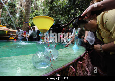 I visitatori prendere l'acqua lontano con loro in zucca-bottiglie sagomate in vendita al di fuori dei terreni sacri Foto Stock