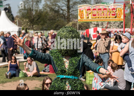 Cardiff, 8 aprile 2017. Le persone che si godono il sole e la visualizza nel 2017 RHS Flower Show in Bute Park, Cardiff. Credito: Gary Parker/Alamy Live News Foto Stock