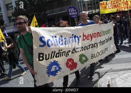 Atene, Grecia. 8 apr, 2017. Leftists marzo gridando slogan contro il fascismo e il Golden Dawn. Studente greco Alexis Lazaris recentemente è stato duramente picchiato e lasciato in stato di incoscienza, dopo essere stato attaccato da neo-nazisti. Golden Dawn gli stati Christos Zervas è stato messo in stato di custodia cautelare con le rapine e cariche di assalto dopo che egli è stato identificato come uno degli attaccanti. Credito: Nikolas Georgiou/ZUMA filo/Alamy Live News Foto Stock