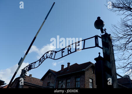 Oswiecim, Polonia. Xix Mar, 2017. 20170319 - cancello di ingresso alla ex principale campo di Auschwitz in Oświęcim, Polonia. Il segno in tedesco si legge Arbeit macht frei (lavoro vi rende liberi) Credito: Chuck Myers/ZUMA filo/Alamy Live News Foto Stock