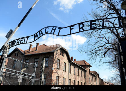 Oswiecim, Polonia. Xix Mar, 2017. 20170319 - cancello di ingresso alla ex principale campo di Auschwitz in Oświęcim, Polonia. Il segno in tedesco si legge Arbeit macht frei (lavoro vi rende liberi) Credito: Chuck Myers/ZUMA filo/Alamy Live News Foto Stock