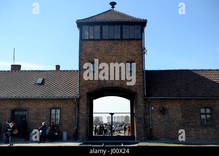 Oswiecim, Polonia. Xix Mar, 2017. 20170319 - il cancello principale presso la ex-Birkenau morte camp è servita come sia la ferrovia ingresso della rampa rampa di selezione e SS Guardiola. Credito: Chuck Myers/ZUMA filo/Alamy Live News Foto Stock