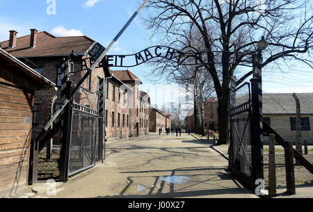 Oswiecim, Polonia. Xix Mar, 2017. 20170319 - cancello di ingresso alla ex principale campo di Auschwitz in Oświęcim, Polonia. Il segno in tedesco si legge Arbeit macht frei (lavoro vi rende liberi) Credito: Chuck Myers/ZUMA filo/Alamy Live News Foto Stock