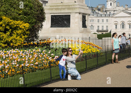 Londra, Regno Unito. 8 apr, 2017. Le persone sono godendo il sole in una calda giornata di aprile in St James Park Credit: Radek Bayek/Alamy Live News Foto Stock