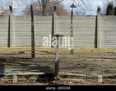 Oswiecim, Polonia. Xix Mar, 2017. 20170319 - un piccolo segno avverte dell'ex recinzione elettrificata che ha circondato il principale campo di Auschwitz in Oświęcim, Polonia. Credito: Chuck Myers/ZUMA filo/Alamy Live News Foto Stock