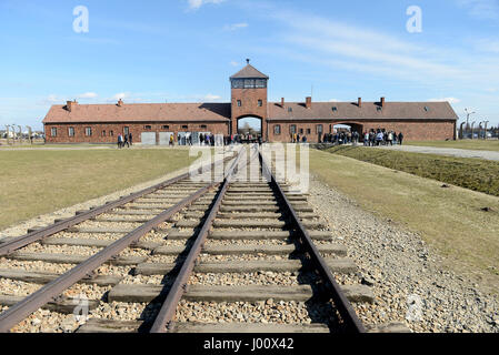 Oswiecim, Polonia. Xix Mar, 2017. 20170319 - Questa vista mostra l'ingresso dell'edificio per l'ex-Birkenau morte camp in Polonia da all'interno del camp grounds. Credito: Chuck Myers/ZUMA filo/Alamy Live News Foto Stock