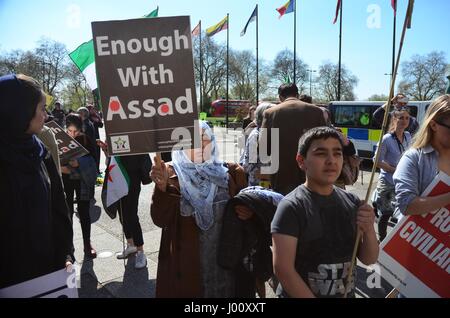 Londra, Regno Unito. 8 Aprile, 2017. manifestanti arrabbiati al più recenti atrocità nel corso del conflitto civile in Siria, hanno marciato a Downing Street , Credito: Philip Robins/Alamy Live News Foto Stock