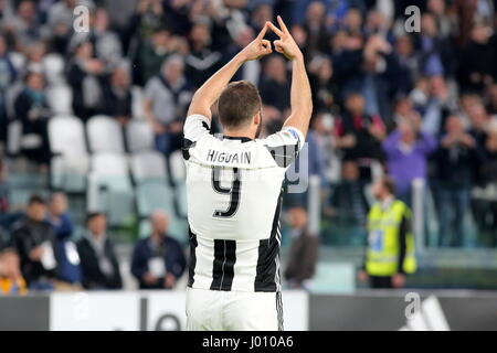 Torino, Italia. 08 apr, 2017. Gonzalo Higuain celebra il ventesimo gol con la Juventus nella stagione 2016/17 durante la serie di una partita di calcio tra Juventus e AC Chievo Verona a Juventus Stadium on April 08, 2017 a Torino, Italia. Il risultato finale della partita è 2-0. Credito: Massimiliano Ferraro/Alamy Live News Foto Stock