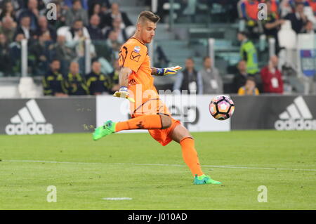 Torino, Italia. 08 apr, 2017. Andrea Seculin (AC Chievo Verona) in azione durante la serie di una partita di calcio tra Juventus e AC Chievo Verona a Juventus Stadium on April 08, 2017 a Torino, Italia. Il risultato finale della partita è 2-0. Credito: Massimiliano Ferraro/Alamy Live News Foto Stock