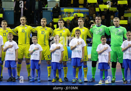 Kiev, Ucraina. 8h di aprile 2017. Nazionale di Calcio a 5 di Ucraina ascoltare inni nazionali prima di UEFA Futsal Euro 2018 partita di qualificazione contro il Belgio a Palats di sport a Kiev, Ucraina. Credito: Oleksandr Prykhodko/Alamy Live News Foto Stock