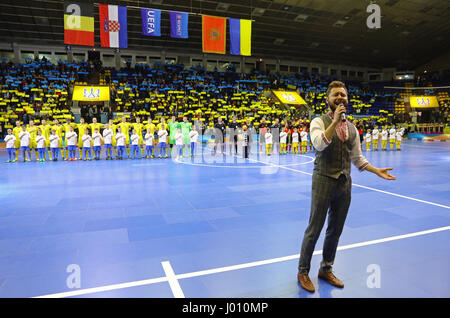 Kiev, Ucraina. 8h di aprile 2017. Il Futsal nazionale Squadre di Ucraina e Belgio ascoltare inni nazionali prima della loro UEFA Futsal Euro 2018 partita di qualificazione al Palats di sport a Kiev, Ucraina. Credito: Oleksandr Prykhodko/Alamy Live News Foto Stock